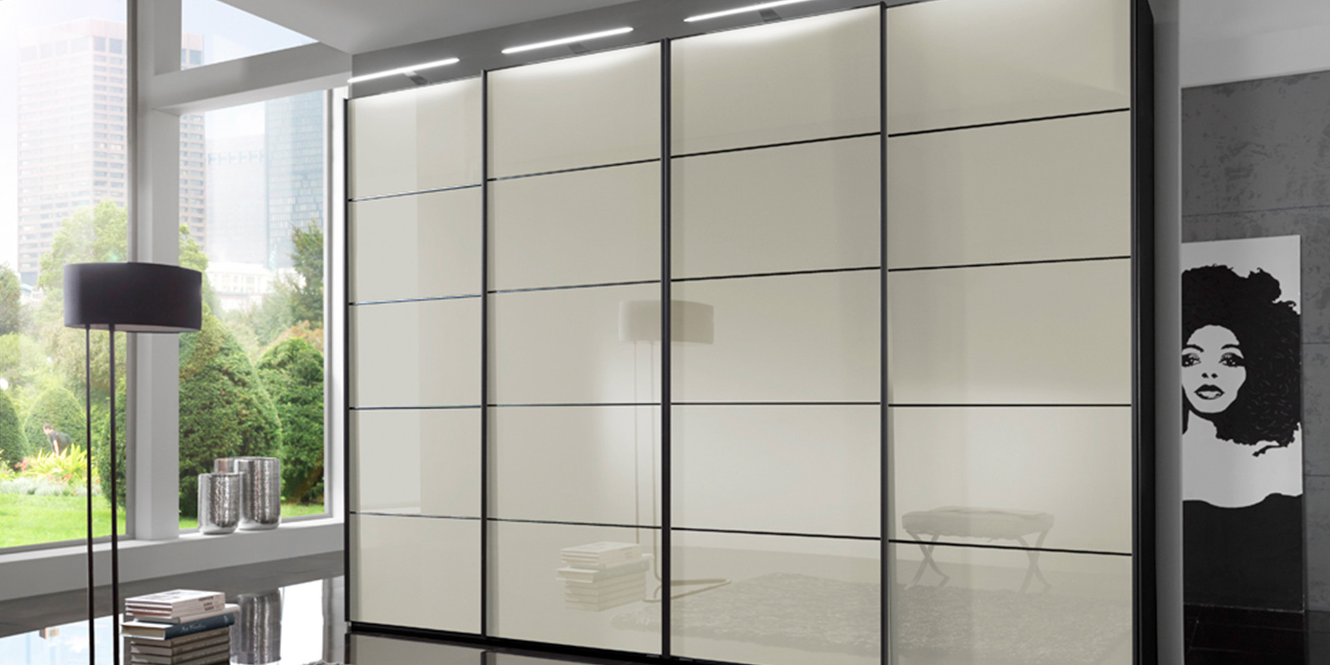 Schwebetürenschränke: WEST Schwebetürenschrank 330cm Schlafzimmer in Glas  schwarz von WIEMANN by NIKO